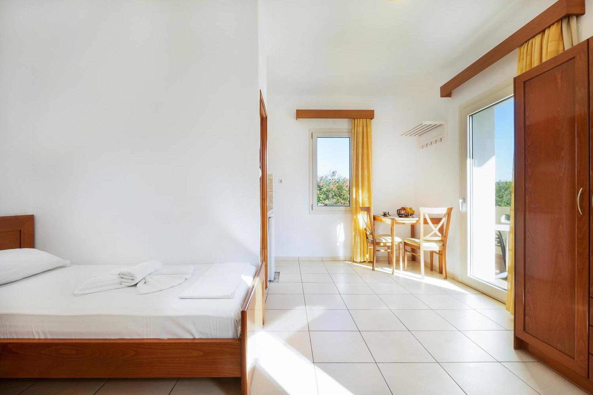 Aparthotel Georgina à Agia Marina Extérieur photo