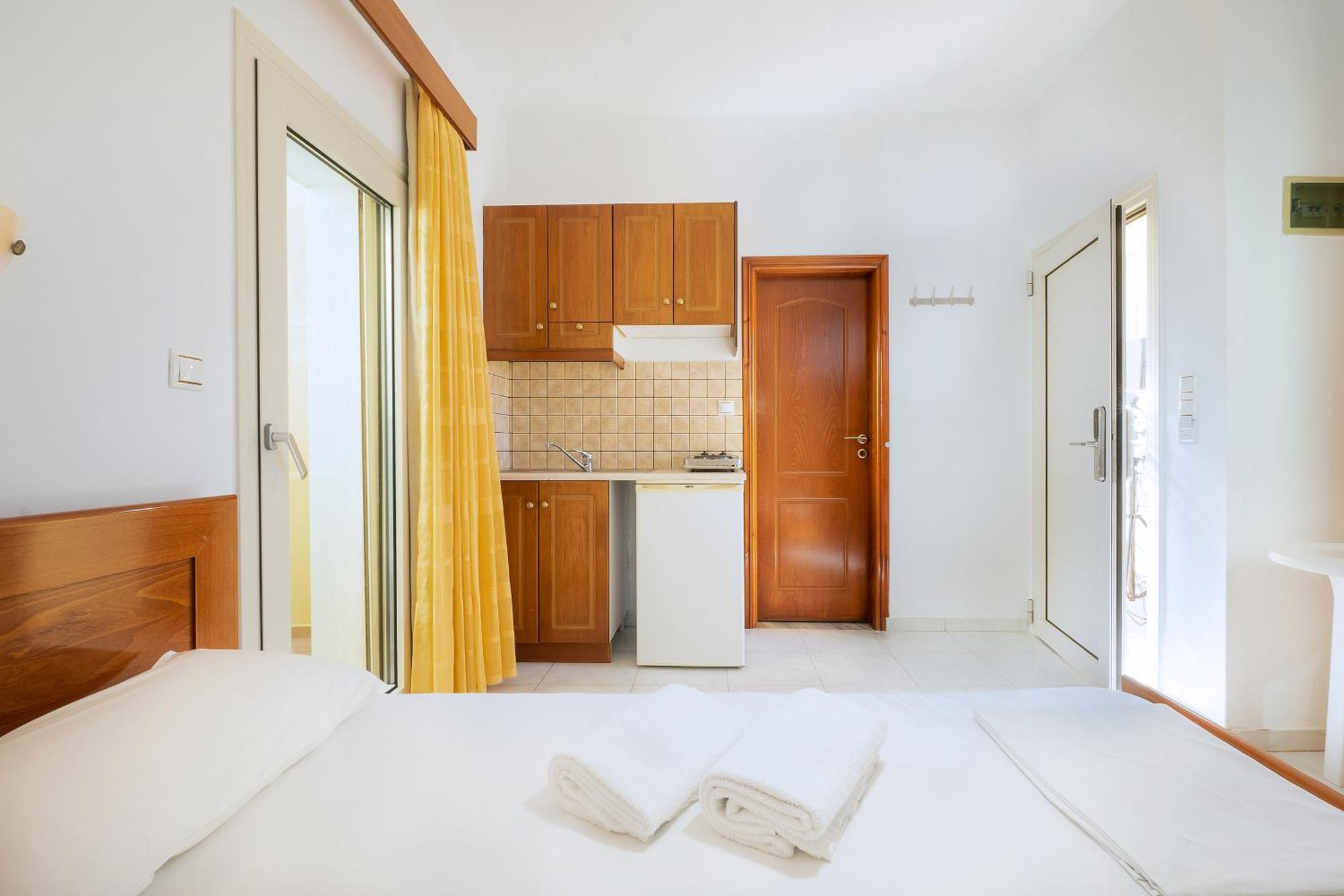 Aparthotel Georgina à Agia Marina Extérieur photo